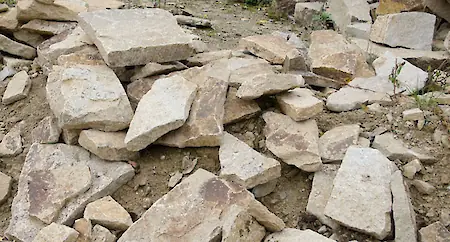 Bild in der Bildergallerie zu Granit Polygonalplatten